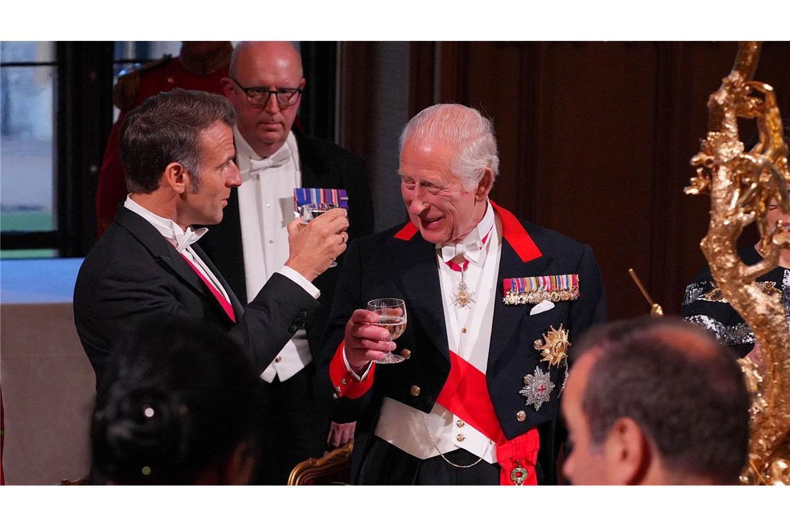 Emmanuel Macron (l) und König Charles III. stießen auf die britisch-französische Freundschaft an.