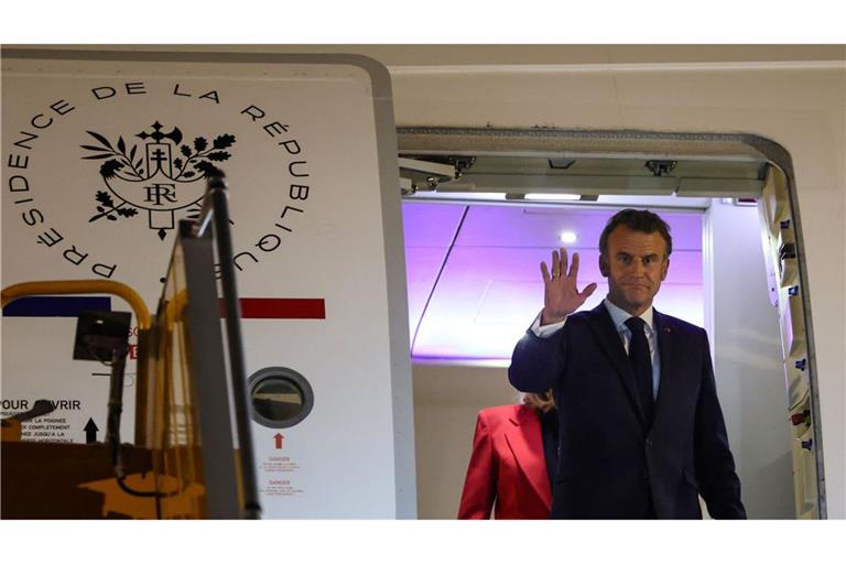 Emmanuel Macron nach dem kleinen Eklat mit Gattin Brigitte (im Hintergrund).