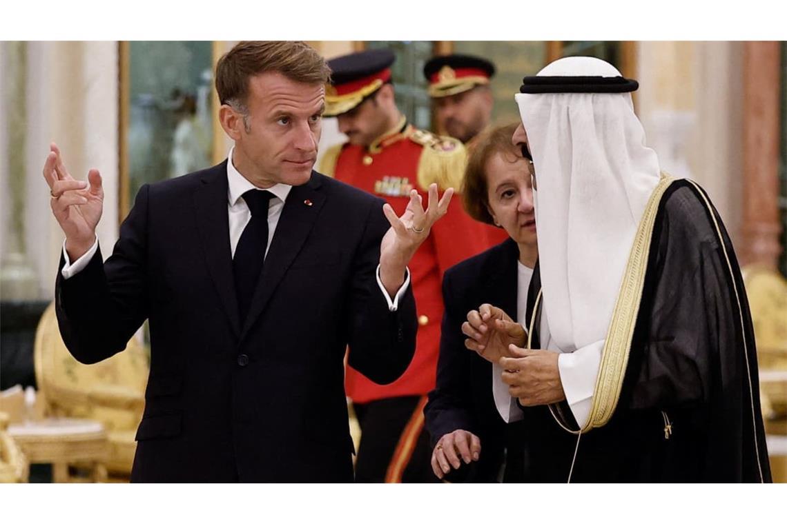 Emmanuel Macron trifft beim Staatsbesuch den Emir von Kuwait, Sheikh Meshal Al-Ahmad Al-Jaber Al-Sabah.