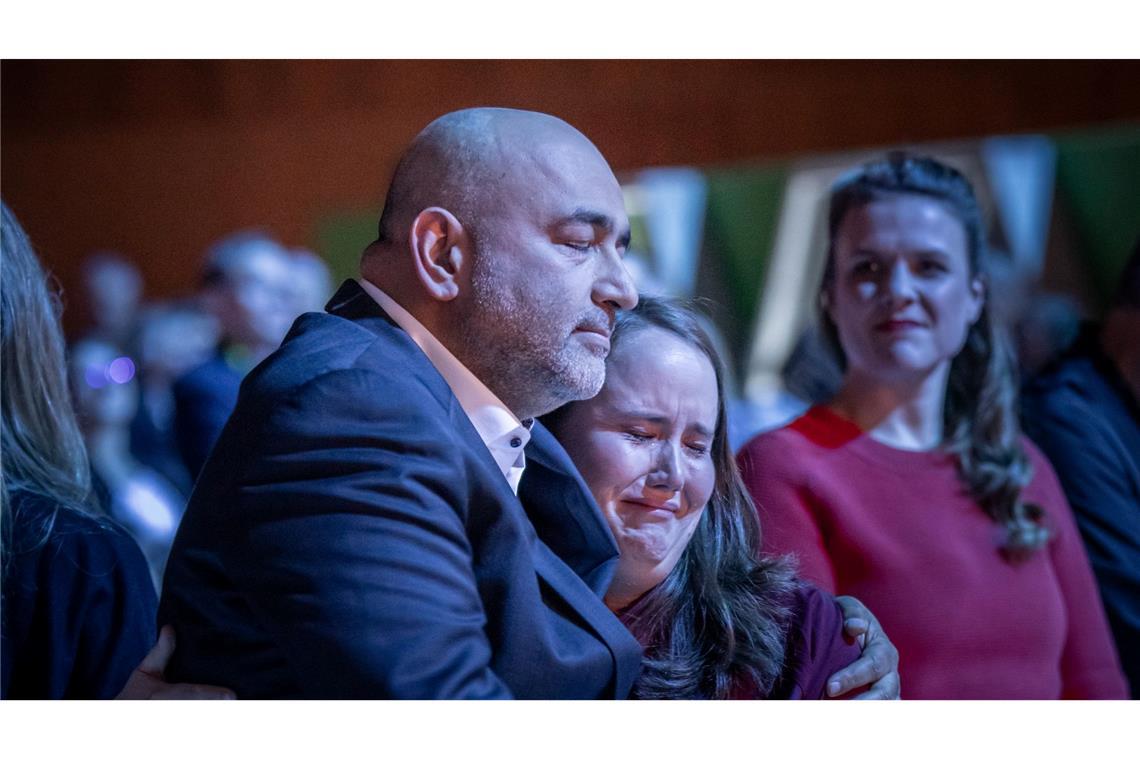 Grüne wollen kämpfen - bei Eis und bei Schnee Emotionale Momente: Bei seiner Verabschiedung als Vorsitzender lobt Omid Nouripour die enge, vertrauensvolle Zusammenarbeit mit der Co-Vorsitzenden Ricarda Lang.