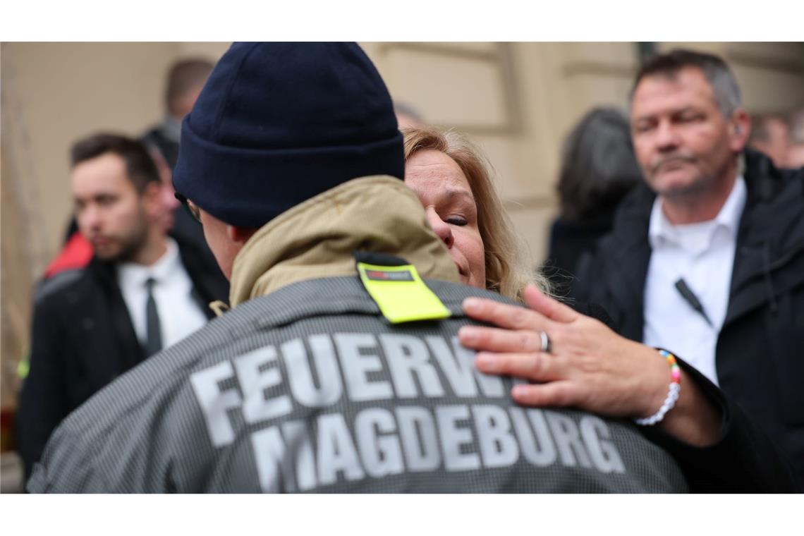 Hunderte gedenken der Opfer nach Todesfahrt von Magdeburg Emotionale Szenen: Bundesinnenministerin Faeser tauschte sich mit Rettern aus.
