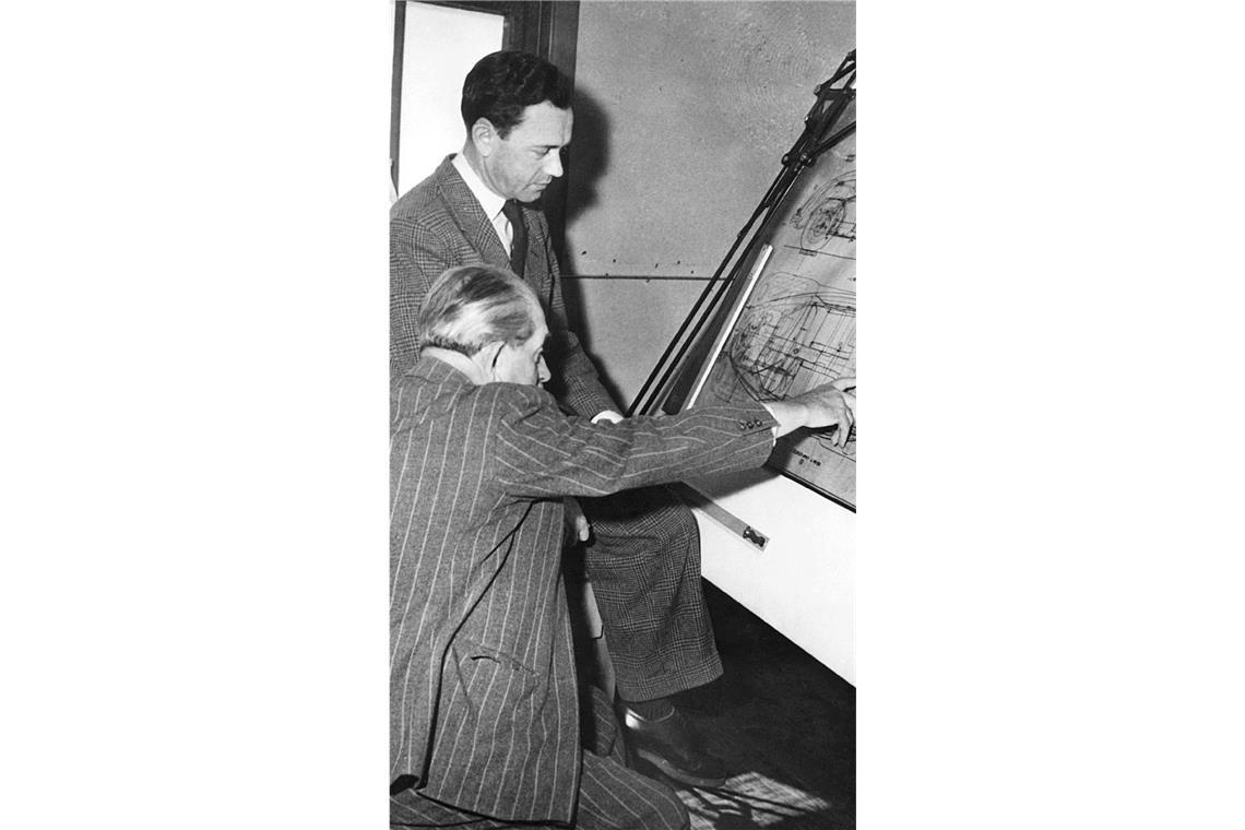 Ende Januar 1951 übernimmt Ferry Porsche  (stehend) von seinem Vater die Geschäftsführung. Er hat 1948  mit dem Modell 356, dem ersten  in Serie gefertigten Sportwagen von Porsche, den Grundstein für den dauerhaften Erfolg gelegt. Er bleibt bis Mitte 1972 an der Spitze, danach sollen – nach diversen Auseinandersetzungen – keine Familienmitglieder mehr im operativen Geschäft von Porsche tätig sein.