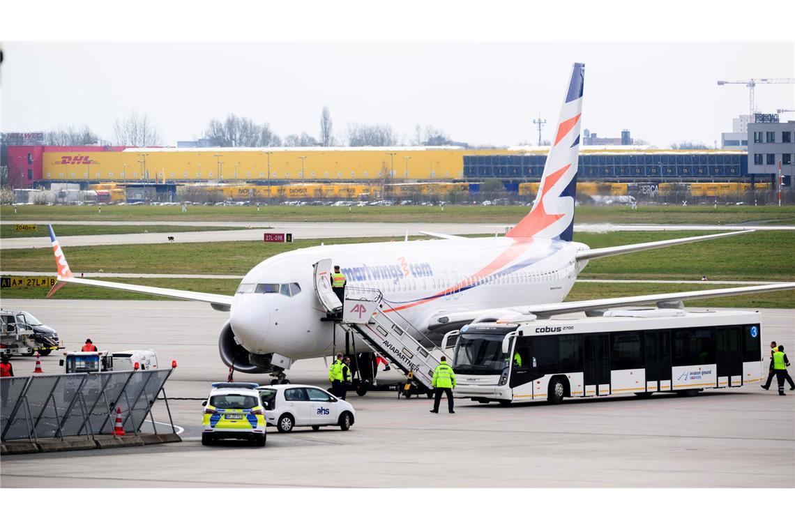 Unionspolitiker empört über Aufnahmen aus Afghanistan Ende März kamen 174 Afghaninnen und Afghanen mit einem Charterflug in Hannover an. (Archivbild)