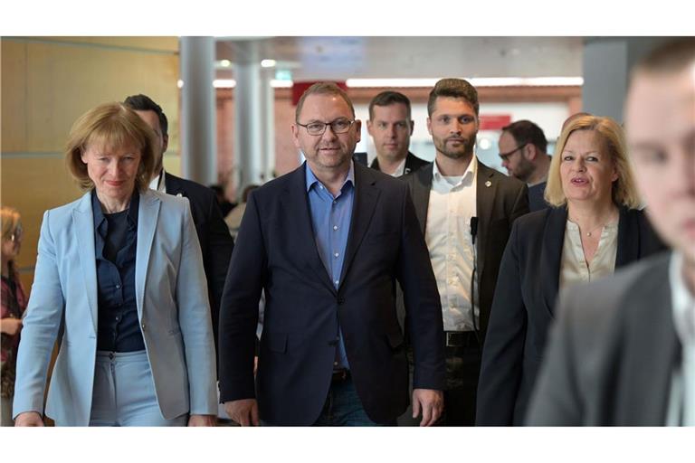 Endlich eine Lösung: Die Unterhändler der Tarifrunde für den öffentlichen Dienst von Bund und Kommunen gehen gemeinsam zur Pressekonferenz.
