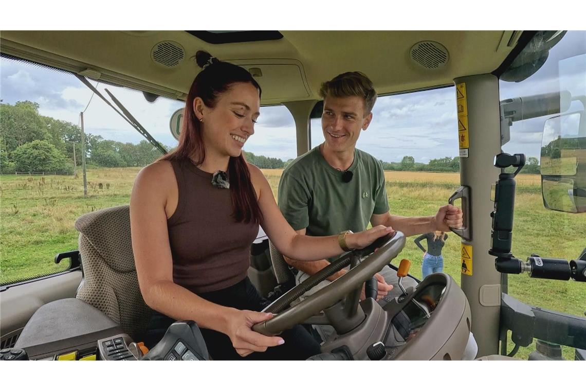 Endlich Zeit zu zweit: Friedrich und Laura beim Treckerfahren.