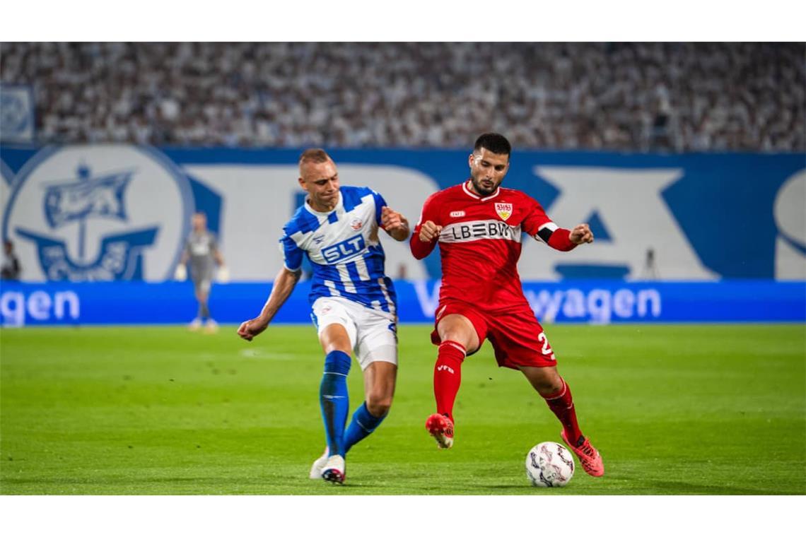 Energisch: der VfB-Spieler Deniz Undav (rechts) behauptet sich gegen den Rostocker Verteidiger Franz Pfanne am Ball.