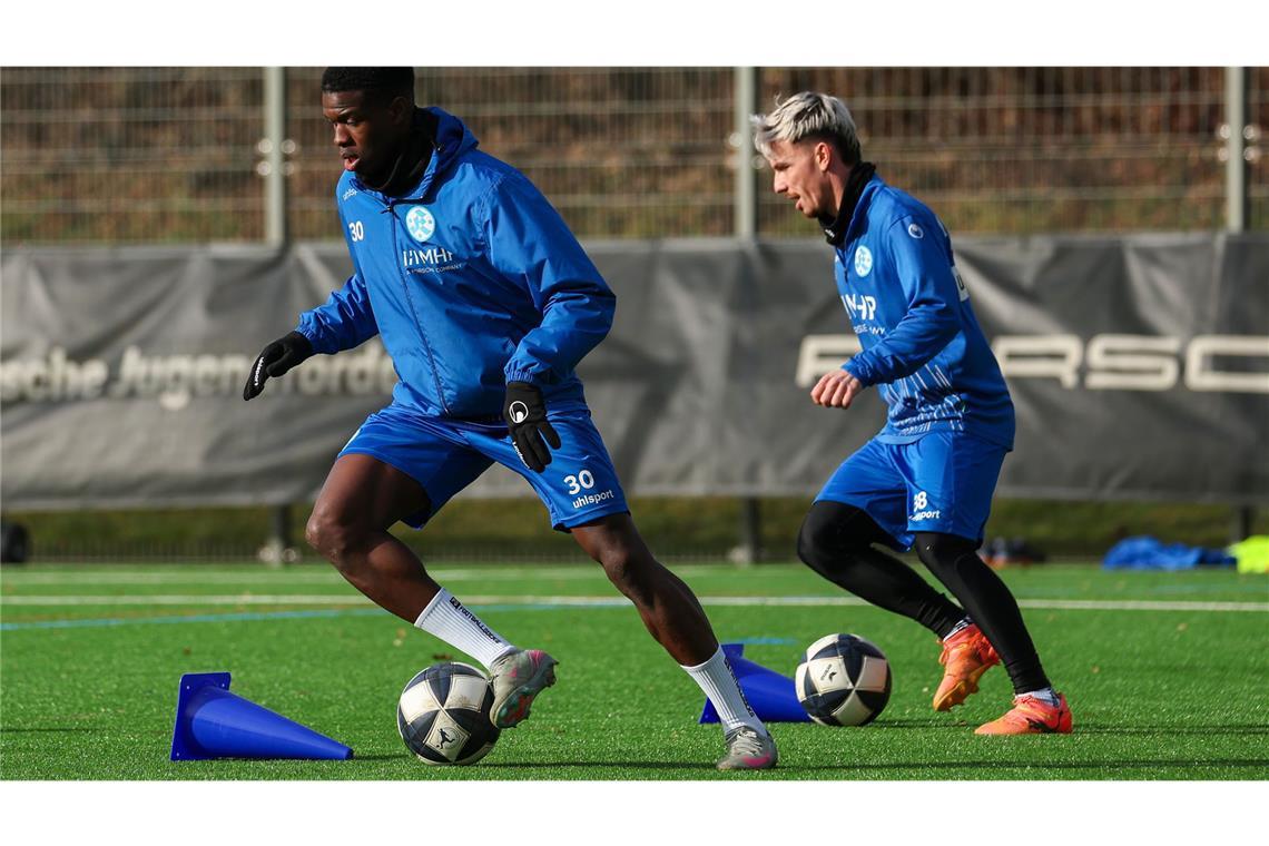 Enge Ballführung: Abdoulie Mboob, Christian Mauersberger (re.).