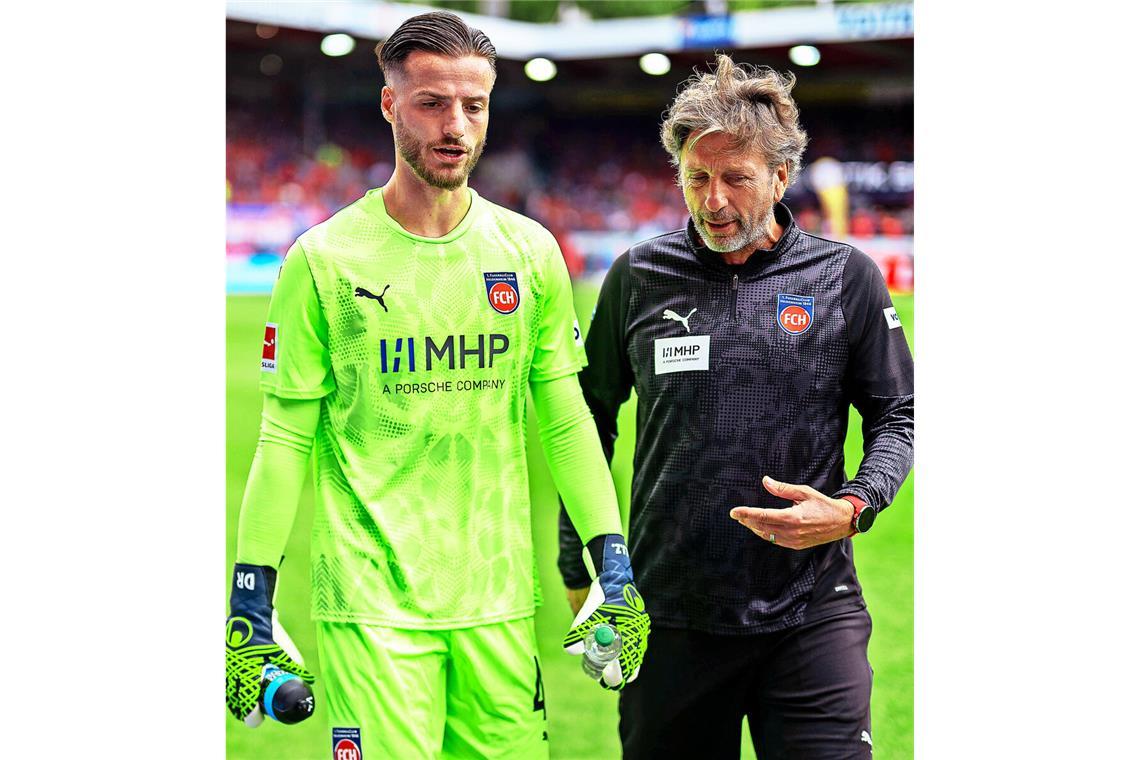 „Heimspiel“ in Bad Cannstatt Enge Verbindung: Torwart Diant Ramaj (li.) und Torwarttrainer Bernd Weng
