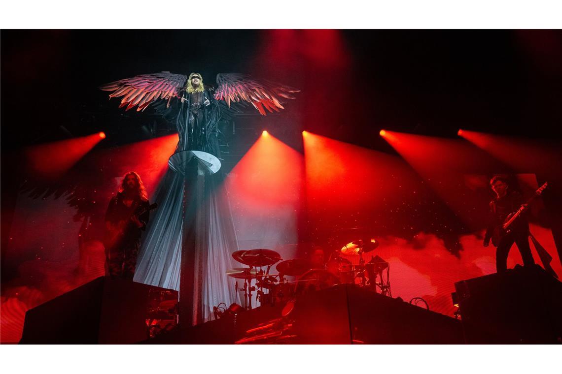 Tokio Hotel auf Höhenflug „Engel“ Bill Kaulitz schwebt über der Bühne.