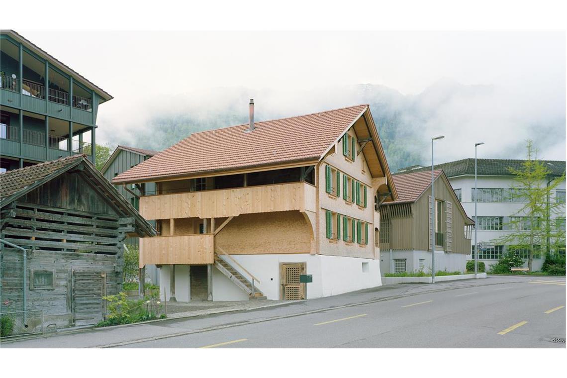 Vom einstigen Lost Place zum preiswürdigen Wohnhaus Engere Wahl: Der „Spalihof“ in Sachseln in der Schweiz ist eine Verdichtung, Reaktivierung und ein Neubau – alles gemeinsam wertet das Dorf auf. Über die Auszeichnung freuen sich das Büro Seiler Linhart Architekten, Luzern Sarnen und die Bauherrschaft Corinne und Josi Wigger-Reinhard aus Sachseln.