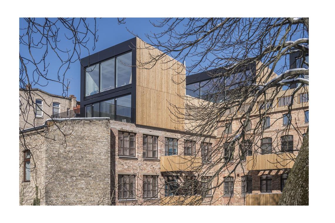 Vom einstigen Lost Place zum preiswürdigen Wohnhaus Engere Wahl: Eine ehemalige und seit 2014 leer stehende Textilmanufaktur in Halle/Saale wurde vom Architekturbüro snarq aus Halle/Leipzig umgeplant, es entstanden 18 Eigentumswohnungen unterschiedlicher Größen im Industrieloft-Stil und eine Kunstgalerie. Die Bauherrin Fokus Immobilien stammt aus Lindau am Bodensee.