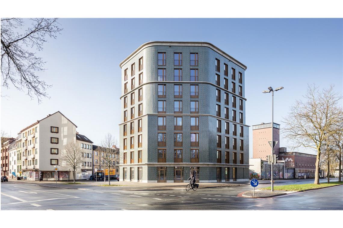 Vom einstigen Lost Place zum preiswürdigen Wohnhaus Engere Wahl: „Grünes Haus“ in Bremen vom Architekturbüro Hild und K München/Berlin, am Rand eines Viertels der Nachkriegszeit entstand das Wohnhus mit 52 Wohneinheiten und Gewerbe. Bauherrin ist die GEWOBA Aktiengesellschaft Wohnen und Bauen, Bremen.
