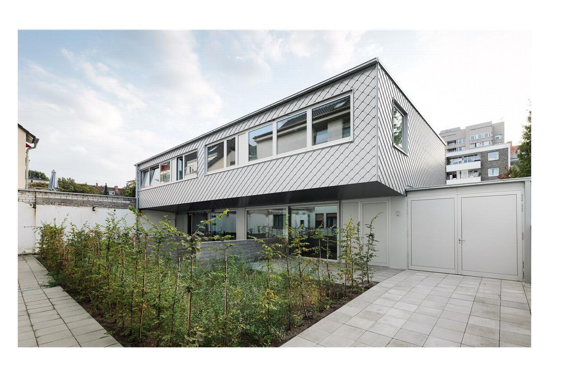 Vom einstigen Lost Place zum preiswürdigen Wohnhaus Engere Wahl: „Heb 12“ in Köln vom Architekturbüro 4000architekten/Prof. Georg Giebeler, Köln, Bauherrschaft: Lartis GmbH aus Köln. Ein alter Dachdeckerbetrieb in zweiter Reihe stehend entstand im neuen schicken Kleid – samt zwei neuer Wohneinheiten. Hier wurde leer stehende Bausubstanz reaktiviert und in Wohnraum umgewidmet.
