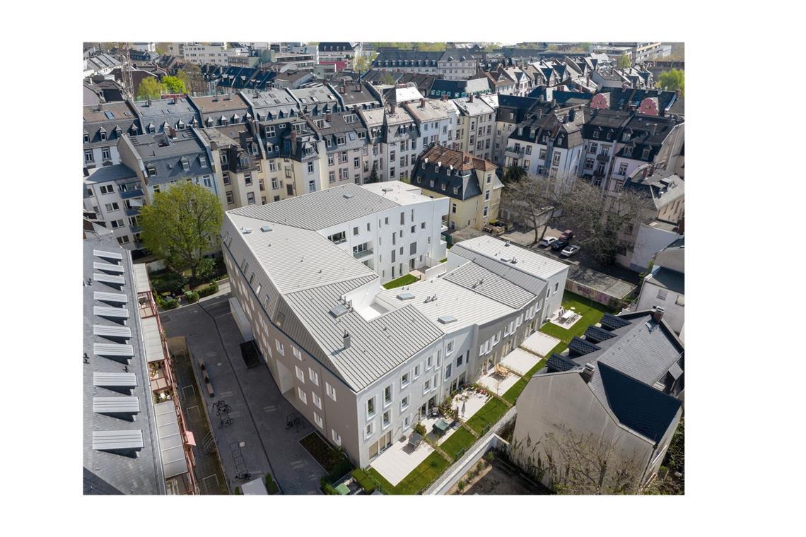 Vom einstigen Lost Place zum preiswürdigen Wohnhaus Engere Wahl: „Hof im Hof“ mit 29 Wohneinheiten in Frankfurt am Main vom Architekturbüro Meixner Schlüter Wendt Architekten und der Bauherrin ABG Frankfurt Holding GmbH, beide auch aus Frankfurt. Das Frankfurter Nordend ist ein Gründerzeitquartier mit Blockrandbebauung und teils stark verdichteten Innenhöfen. Der Neubau ist ein Ersatzbau für zwei L-förmige Wohngebäude aus der Zeit um 1900, die wegen starker Bauschäden abgerissen wurden. Eine Besonderheit sind die Gärten, die als Grundstücksbegrenzung und Abstandszone zur umgebenden Bebauung dienen.