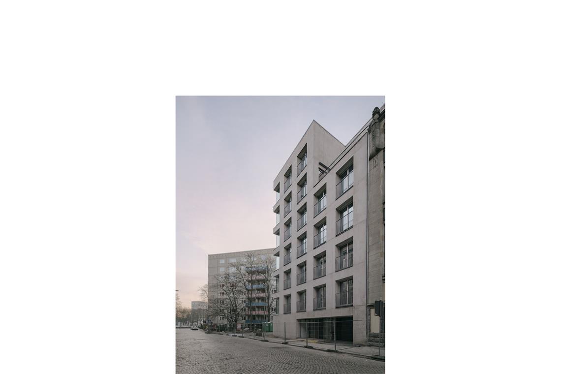 Vom einstigen Lost Place zum preiswürdigen Wohnhaus Engere Wahl: Innovative Technik wurde mit dem „m17“ ein Wohnhaus aus wärmedämmendem Leichtbeton mit elf Wohnungen und einer Gewerbeeinheit in Berlin vom Architekturbüro zanderroth mit seinem Projektentwicklungsbüro SmartHoming und der Baugemeinschaft Magazinstraße (beide Berlin) ausgezeichnet. In unmittelbarer Nachbarschaft zur Karl-Marx-Allee, zwischen prächtigen Gründerzeitbauten mit filigraner Natursteinfassade und Plattenbauten aus der frühen DDR-Zeit, wurde auf einem dreieckigen Restgrundstück das Wohnhaus errichtet.