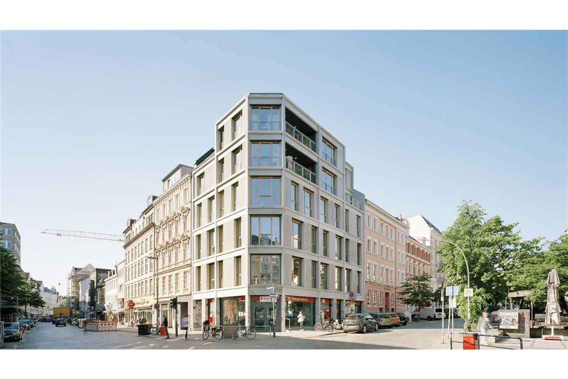 Vom einstigen Lost Place zum preiswürdigen Wohnhaus Engere Wahl: „Wohn- und Geschäftshaus Schulterblatt“ im Schanzenviertel Hamburg vom Architekturbüro LH Architekten Landwehr Henke + Partner aus Hamburg für die Bauherrschaft NM Nord-IMMO Management. Der sechsgeschossiger Neubau auf einem Eckgrundstück ersetzt ein zweigeschossiges Geschäftshaus von 1959, vier Wohnungen sind in der fünften und sechsten Etage entstanden, darunter zwei Wohnungen im geförderten Wohnraum, die Etagen darunter werden gewerblich genutzt. Wegen der jährlichen Zerstörung der Bankautomaten am 1. Mai wurde die Fassade mit Panzerrollläden im Erd- und ersten Obergeschoss gesichert.