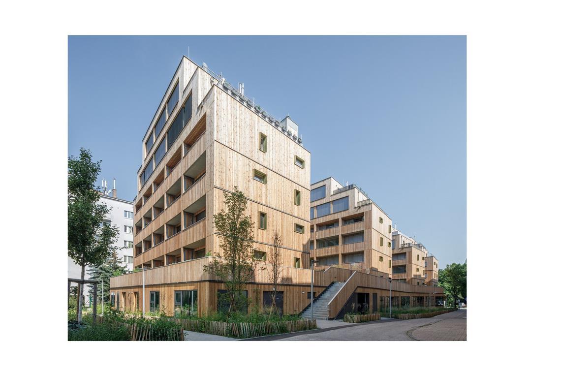 Vom einstigen Lost Place zum preiswürdigen Wohnhaus Engere Wahl: „Woody-M Tivoligasse“ in Wien. Das Büro Freimüller Söllinger Architektur aus Wien hat für die Bauherren Palmers Immobilien, Wien ein Holzwohnhaus samt 85 Wohnungen geplant. Zuvor stand hier ein eingeschossiger Supermarkt mit Parkplatz. Das Haus entstand in Holzbau-Modul-Technik. Konventioneller Betonbau wäre zehn Prozent günstiger gewesen. Bemerkenswert ist auch der Stellplatzschlüssel für Pkw – da Kleinwohnungen oft kein Auto haben, wurde für 100 Quadratmeter nur ein Stellplatz eingerichtet.