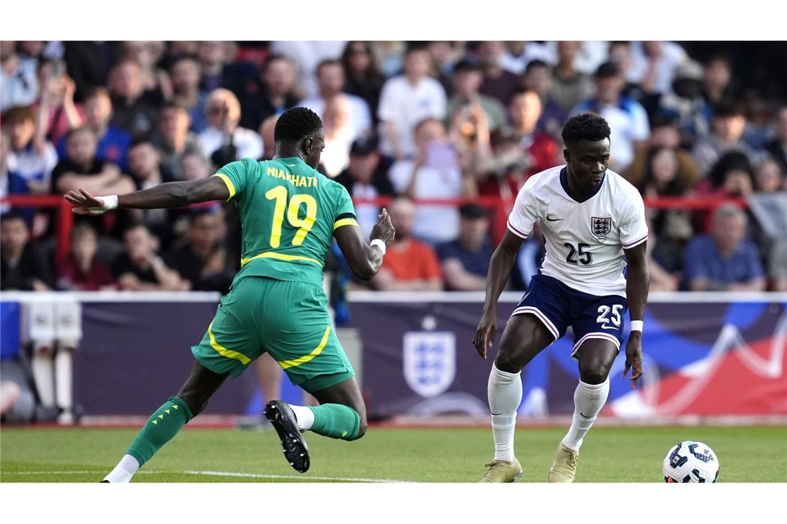 Tuchel in England schon angezählt - "Schlechter Witz" Englands Bukayo Saka (rechts) tat sich mit seinem Team gegen Senegal schwer