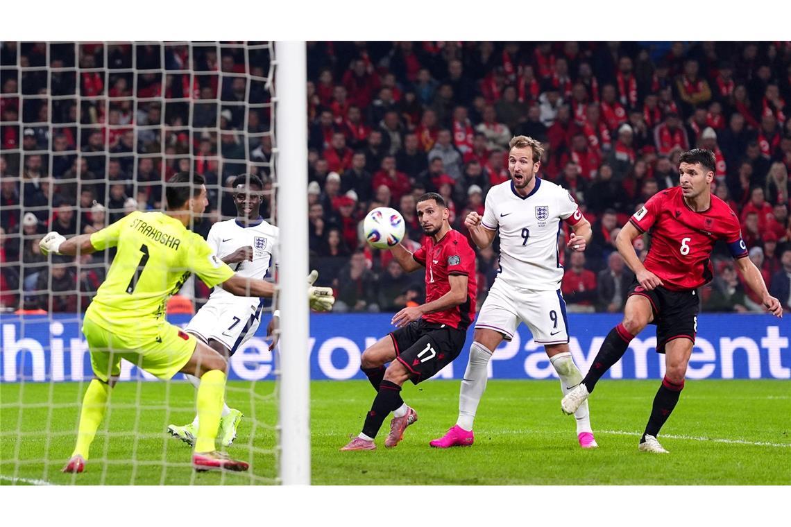 Englands Kapitän Harry Kane trifft zum Qualifikations-Abschluss doppelt.