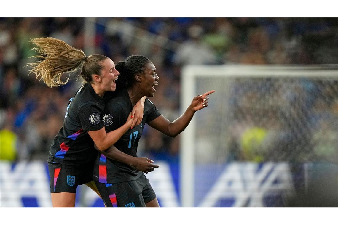 Englands Michelle Agyemang (r) feiert mit Ella Toone ihr spätes 1:1.