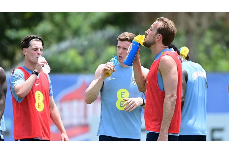 Englands Nationalspieler um Harry Kane (r) während einer Trinkpause. (Archivbild)