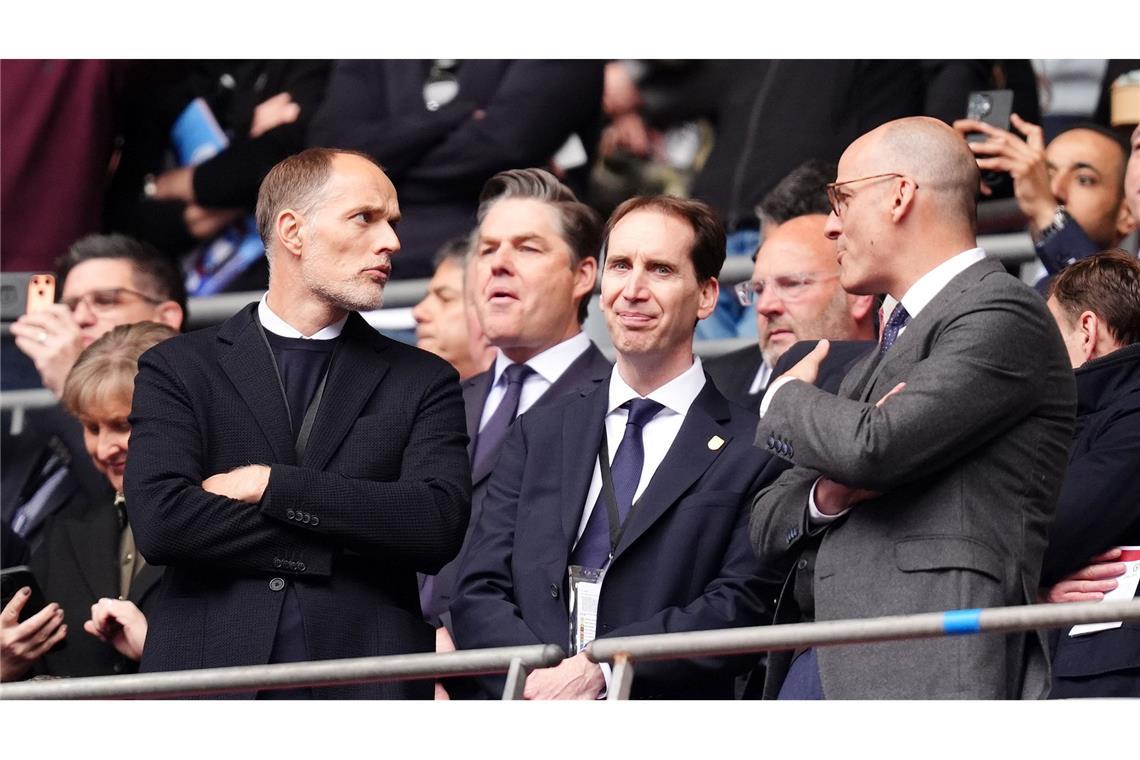 Englands Nationaltrainer Thomas Tuchel (l) und FA-Chef Mark Bullingham (M) stehen auf der Tribüne.