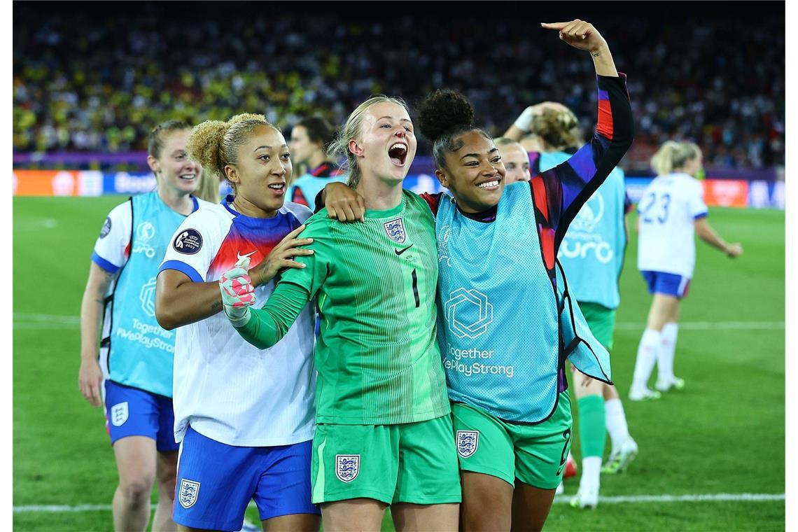 Verrücktes Elfmeterschießen: Titelverteidiger England weiter Englands Spielerin Hannah Hampton jubelt nach dem gewonnenen Elfmeterschießen.