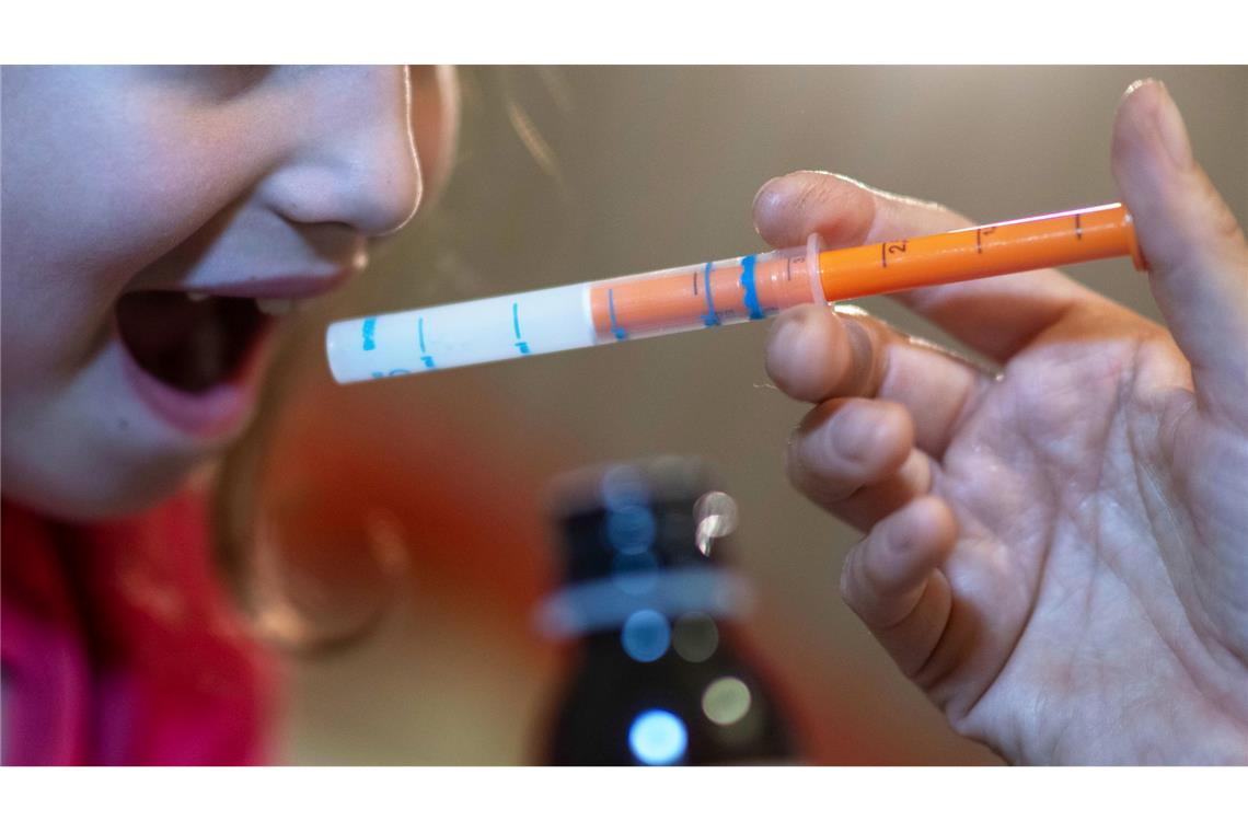Engpässe bei Fiebersaft für Kinder wie 2022 in Deutschland sollen sich nicht wiederholen. (Symbolbild)