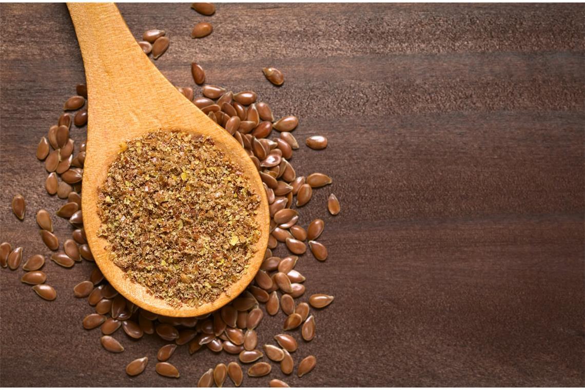 Entdecken Sie 6 einfache Methoden, um Leinsamen selbst zu schroten. Erfahren Sie, warum geschrotete Leinsamen gesünder sind und wie Sie diese richtig lagern.