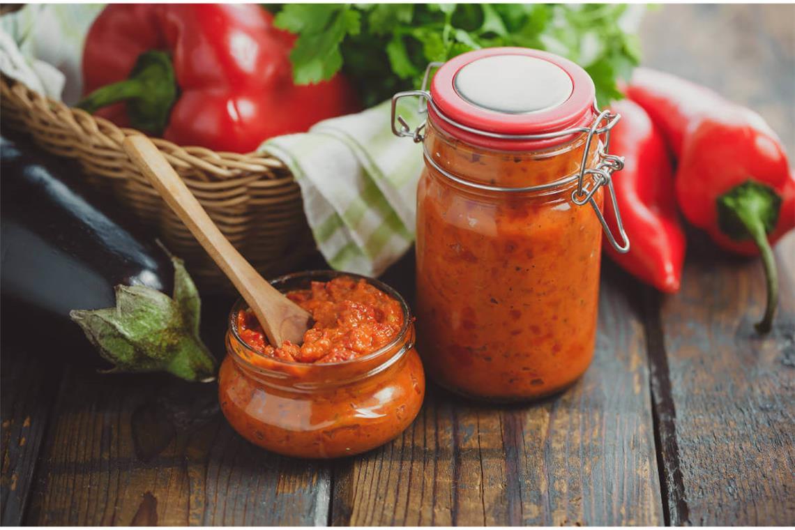 Entdecken Sie die 9 besten Alternativen zu Ajvar. Von Paprikamark bis Harissa und finden Sie die perfekte Ergänzung für Ihre Gerichte.