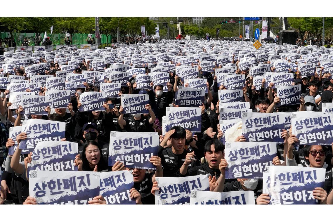 "Entfernt die Obergrenzen für Boni" fordern Mitarbeiter von Samsung während einer Kundgebung im April.