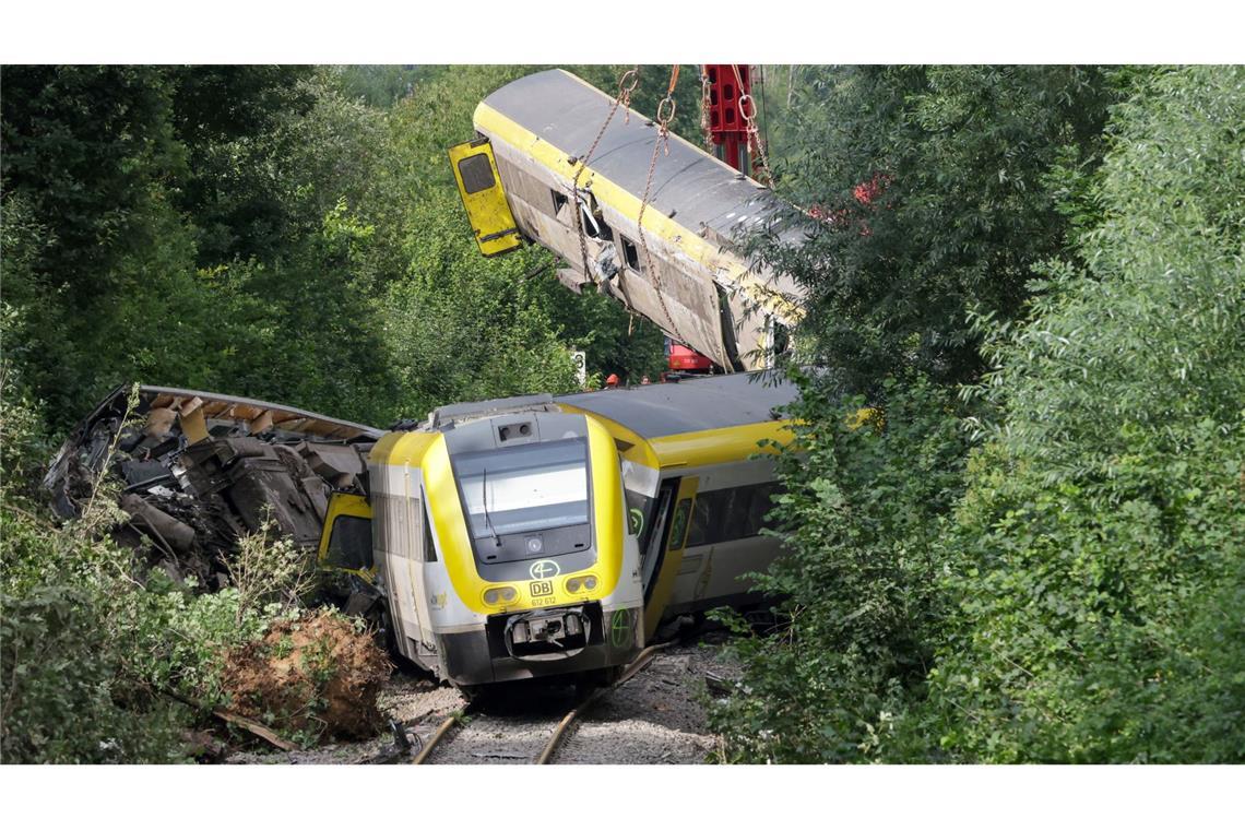 Bilder des Tages Entgleister Regionalzug wird geborgen