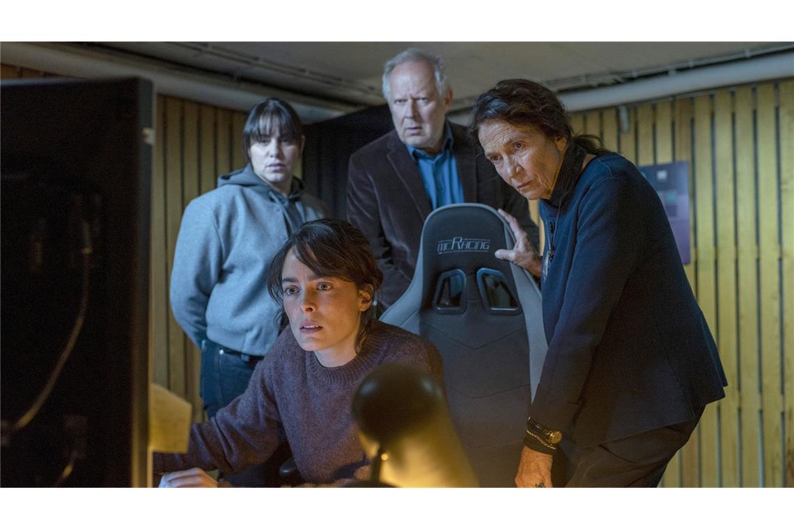 Wie war „Borowski und das ewige Meer“? Entgleitet Programmiererin Sofia (Pauline Fusban) die Kontrolle? Mila Sahin (Almila Bagriacik), Klaus Borowski (Axel Milberg) und Antonella Hoffmann (Tatja Seibt) verfolgen gebannt die Prozesse am Bildschirm.