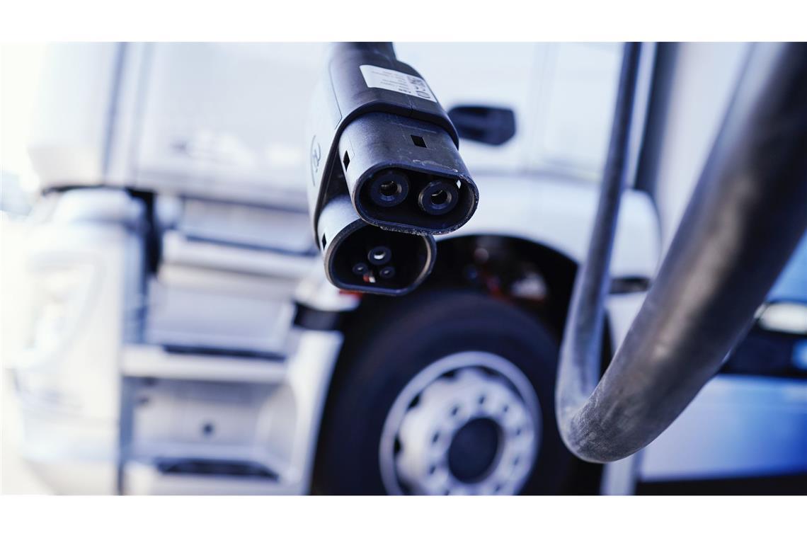 EU gibt 45 Millionen Euro für 1.400 neue Ladesäulen Entlang wichtiger Verkehrsachsen sollen bis Ende 2027 in Europa 1.400 neue Ladepunkte für Lkw und Pkw gebaut werden.