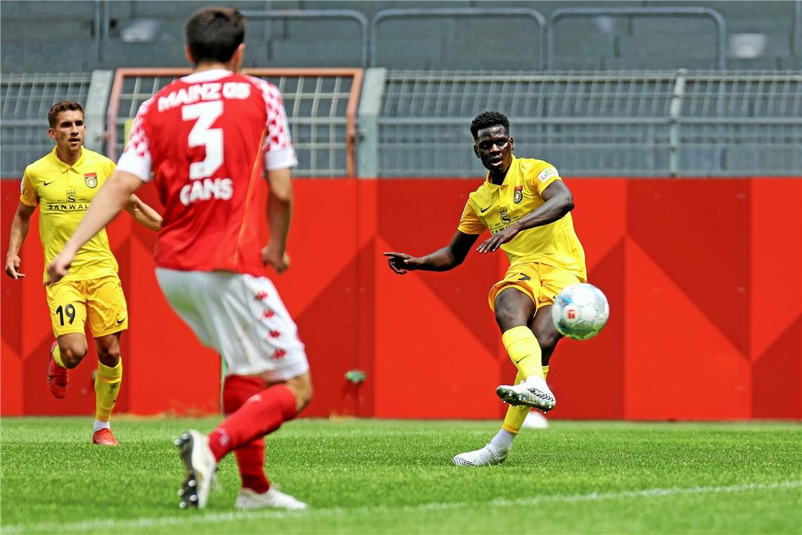 Entschied mit einem überlegten Schlenzer das Duell in Mainz: Andrew Owusu, der sieben Minute vor der Halbzeit den einzigen Treffer der Partie erzielte. Foto: S. Gelhot