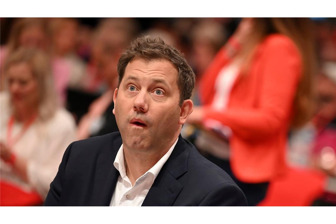 Entsetzen zeichnet sich am Freitagabend im Gesicht von Lars Klingbeil ab.