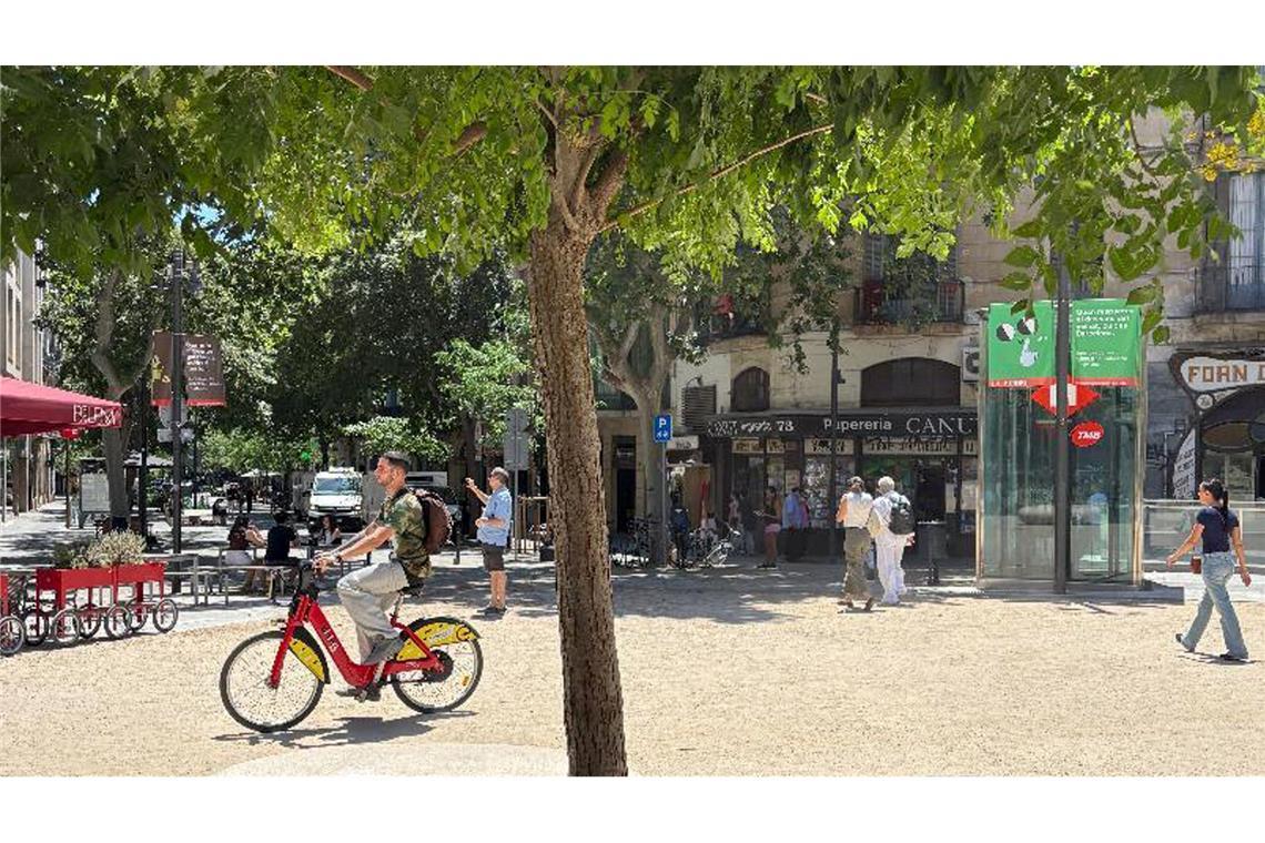 Entspannt radelt ein Mann in einer der verkehrsberuhigten Oasen Barcelonas, den sogenannten Superilles. Autos sind auf angrenzende Straßen verbannt. (Archivbild)