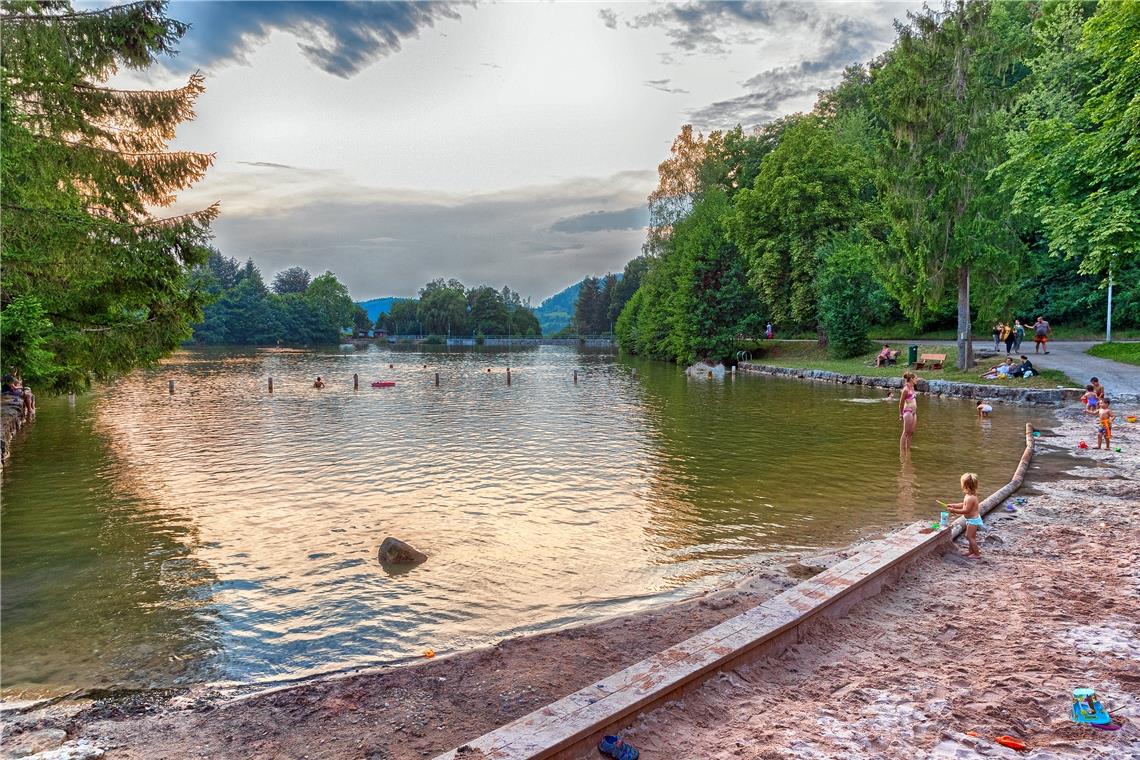 Vom Hunger nach Kurzurlaubsfeeling Entspannte Abendstimmung am Fornsbacher Waldsee. Fotos: J. Fiedler (4)/privat (1)