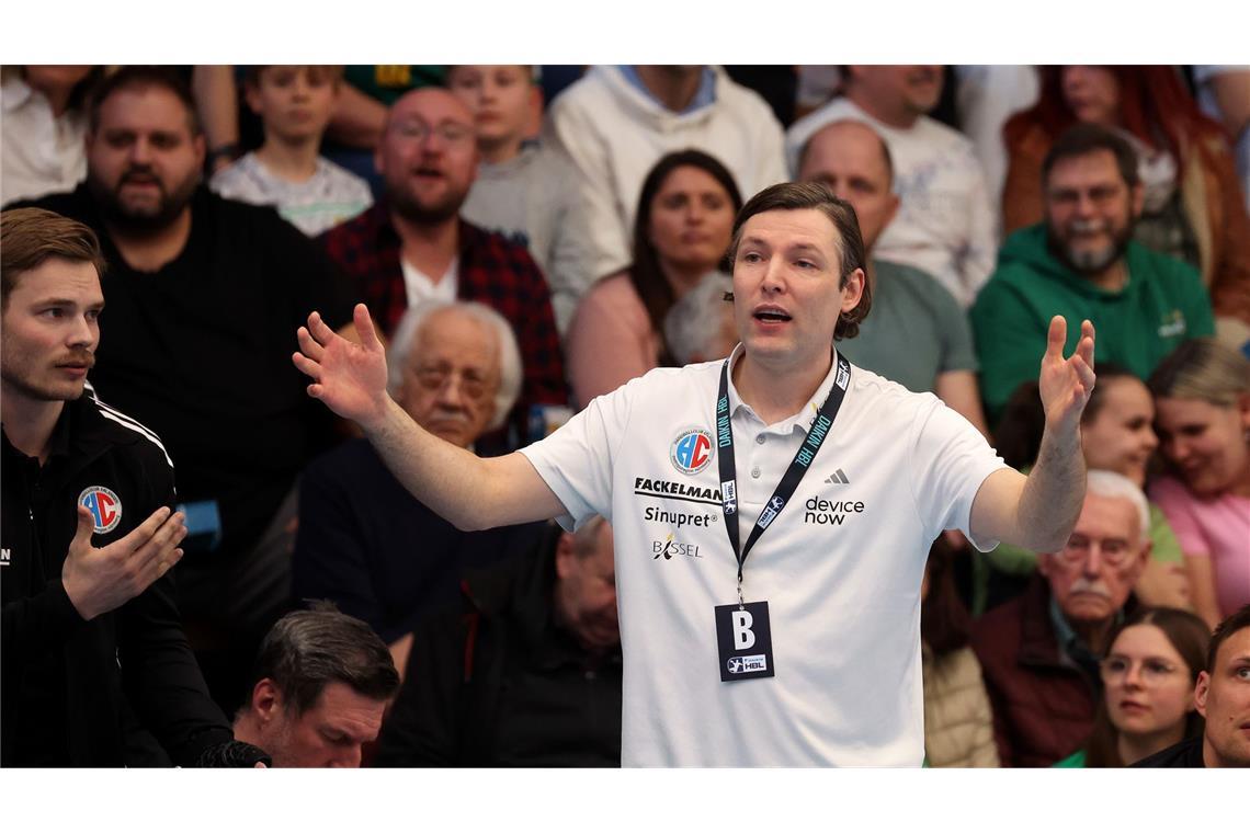 Enttäuscht: HCE-Coach Johannes Sellin, links der verletzte Kapitän Christopher Bissel.