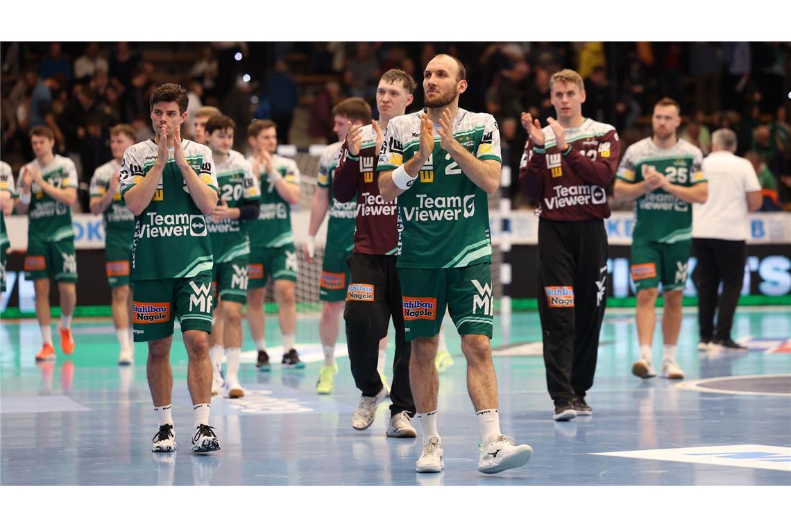 Enttäuschte Frisch-Auf-Spieler verabschieden sich von den 4400 Zuschauern in der EWS-Arena.