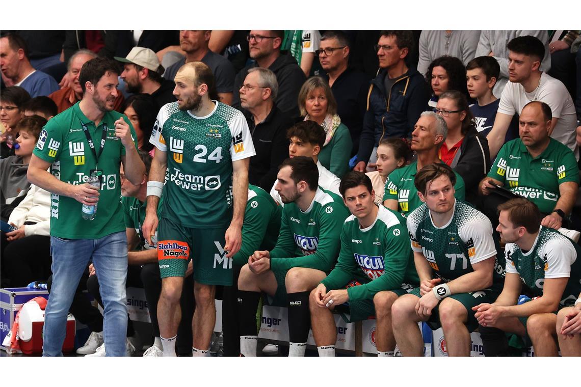 Gegen den Meister auf verlorenem Posten Enttäuschte Gesichter auf der Frisch-Auf-Bank