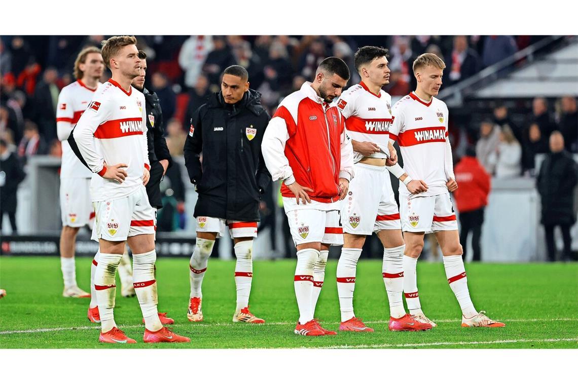 Ein Rucksack voller kleiner Probleme Enttäuschte Gesichter bei den VfB-Spielern nach der 1:2-Niederlage gegen Mönchengladbach vor heimischer Kulisse