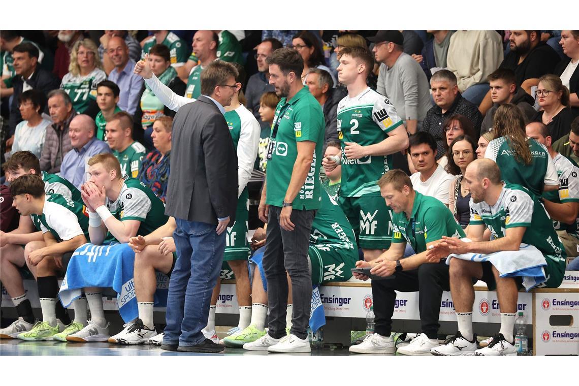 Bittere Pille – Frisch Auf Göppingen verspielt Heimspiel gegen SC DHfK Leipzig Enttäuschte Mienen auf der Göppinger Bank – und Trainer Ben Matschke diskutiert mit dem Technischen Delegierten Holger Fleisch.