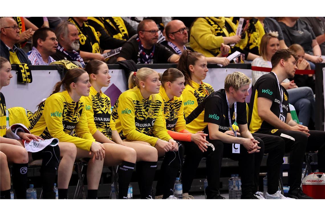 Dank Johanna Bundsens Paraden – HB Ludwigsburg zieht ins Finale ein Enttäuschung auf der BVB-Bank