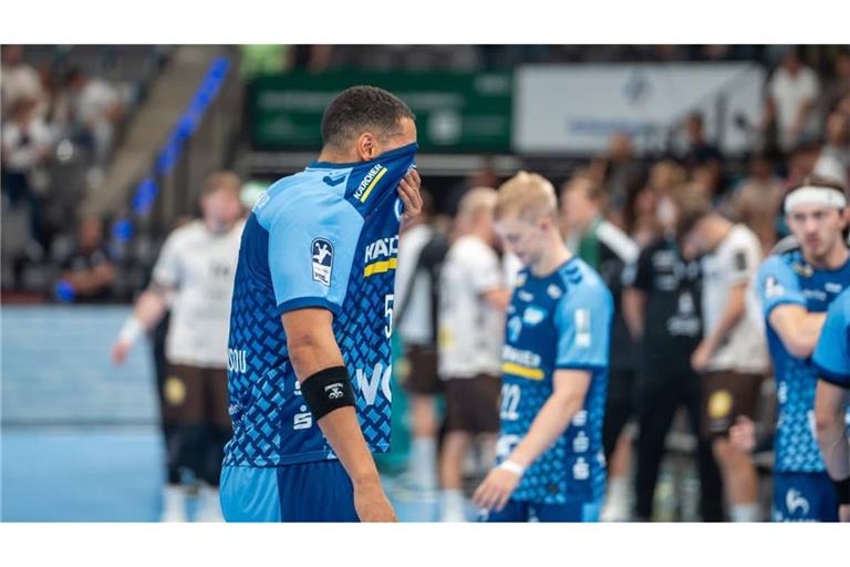 Enttäuschung bei Philipp Ahouansou: DerTVB-Rückraumspieler warf sechs Tore, half im Innenblock aus&nbsp;– musste in Kassel dennoch eine Niederalge einstecken.