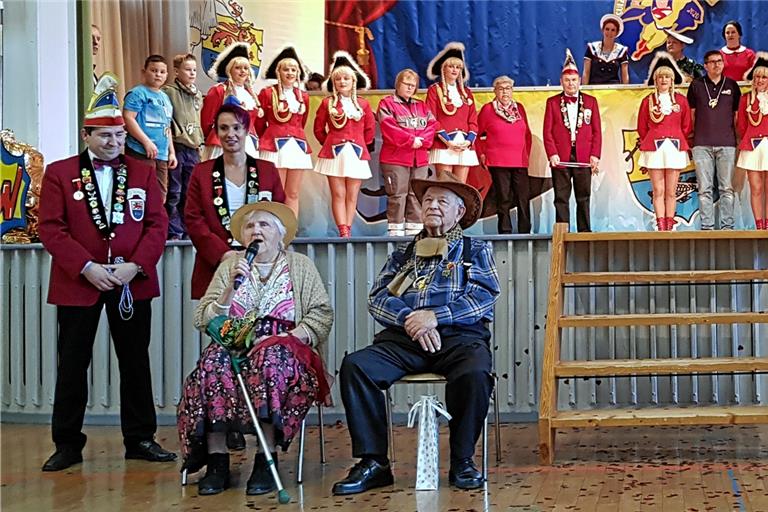 Er hat eine lange Tradition: Der Seniorennachmittag des Sulzbacher Carnevalsvereins. Elvira Schober singt ein Ständchen, zu den weiteren Geehrten zählen Willy Winkle, Helmut Rienhardt und Emil Sanwald (vorne von links). Neben SCV-Mitgliedern sind weitere Geehrte auf der Bühne. Foto: SCV