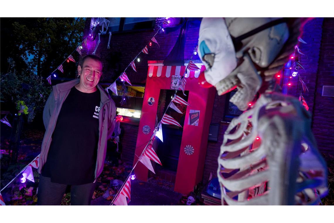 Warum die einen Halloween lieben und die anderen es hassen Er hat gut lachen: Dieses Jahr ist das Motto in Sven Wagners Halloween-Haus "Freak Circus".