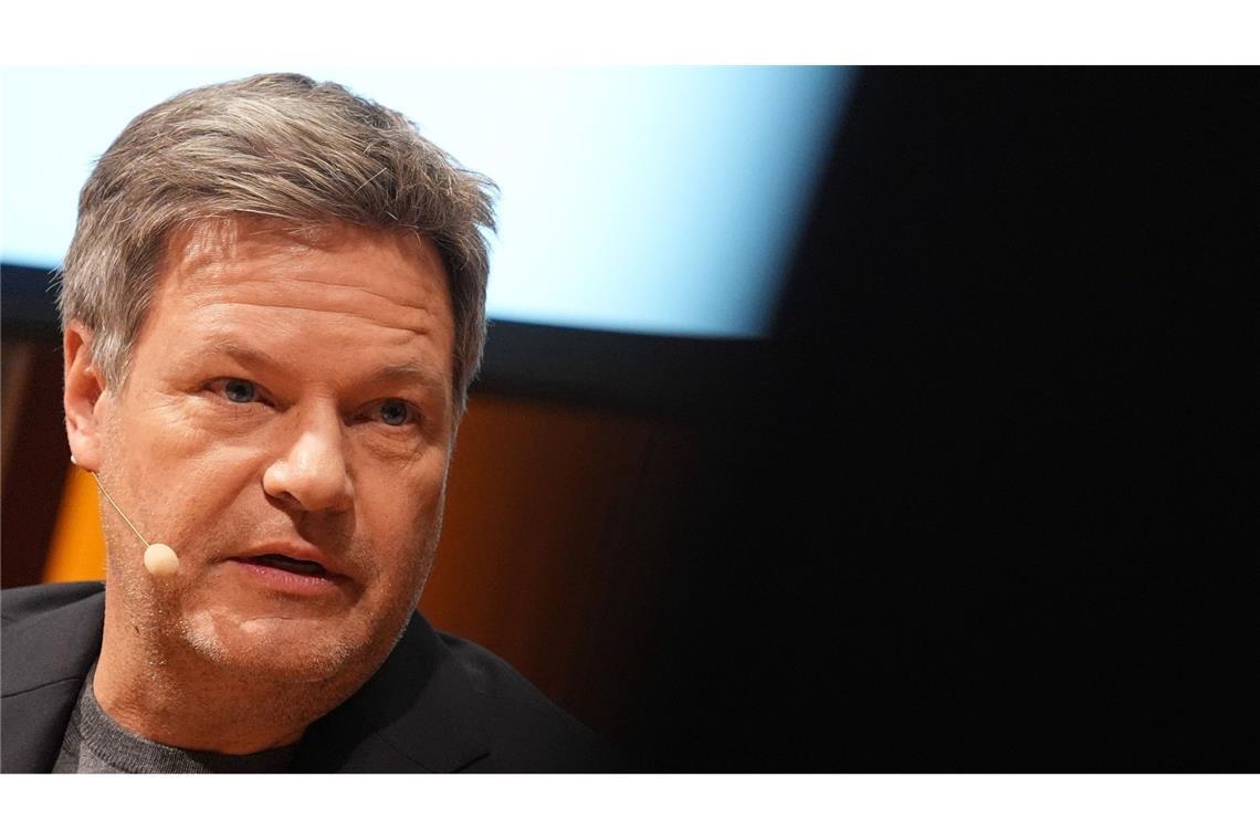 Habecks Vorschlag – und die Frage, wer am Ende mehr zahlen müsste Er ist mit seinem Vorschlag zur Sozialversicherung unter Druck geraten: Robert Habeck