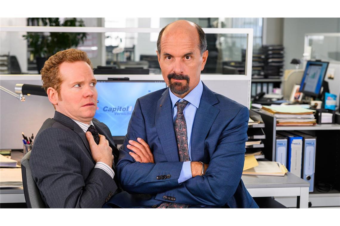 Drehstart für Comeback: Bei „Stromberg“ zwicken die Kostüme Er ist zurück: Bernd Stromberg (Christoph Maria Herbst, rechts) soll im Dezember 2025 wieder im Kino zu sehen sein.