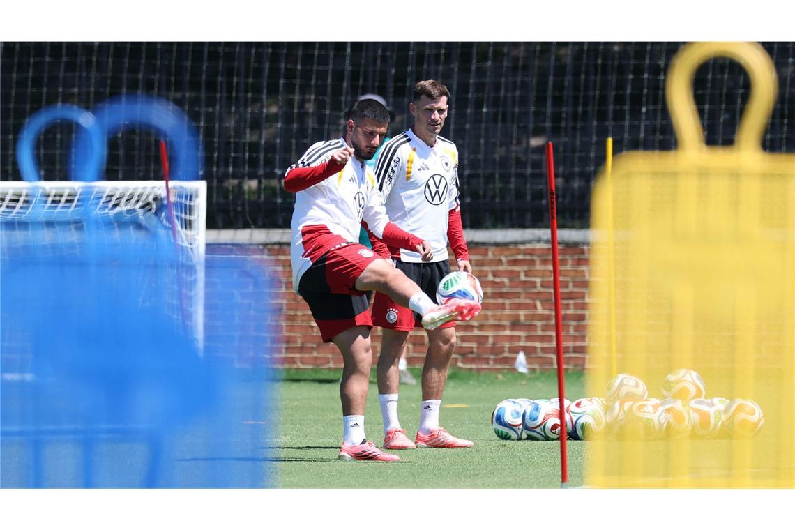 Er kann auch mit rechts: Ballübungen mit Deniz Undav im deutschen WM-Hauptquartier in Winston-Salem, North Carolina.